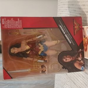 WONDER WOMAN FIGURE
